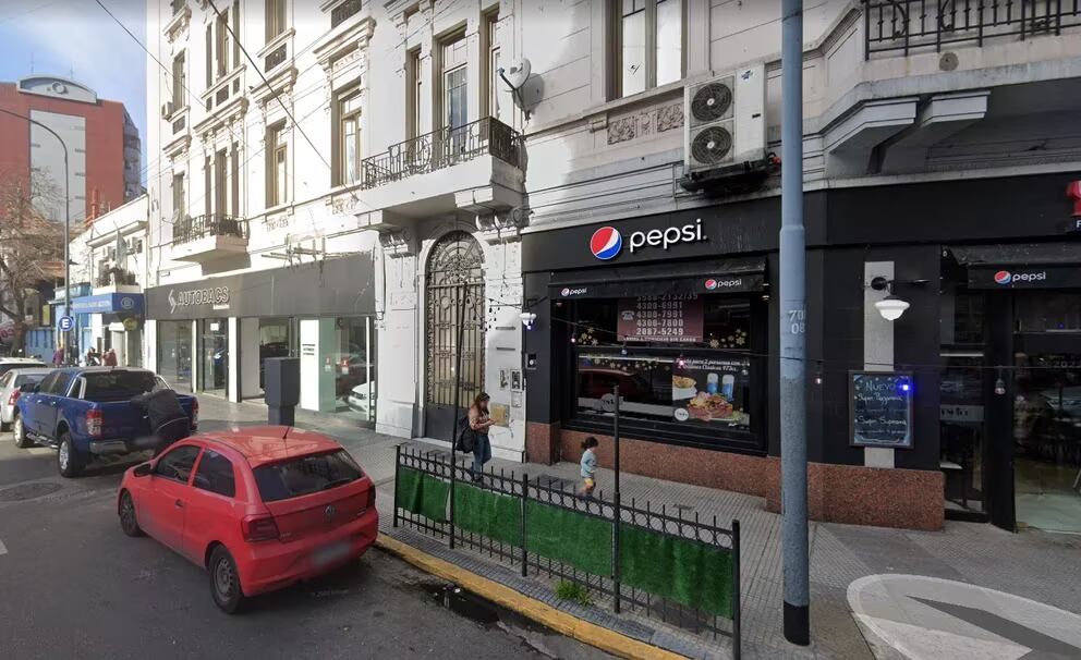 La puerta con enrejado negro es la entrada del edificio donde vivía Ana Lorena.