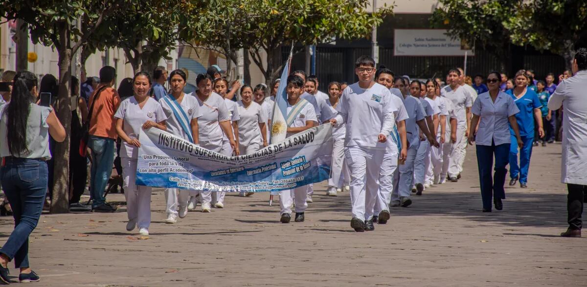 Personal de las diferentes áreas del hospital "San Roque" recibieron el reconocimiento y el aplauso del público en la plaza Belgrano.