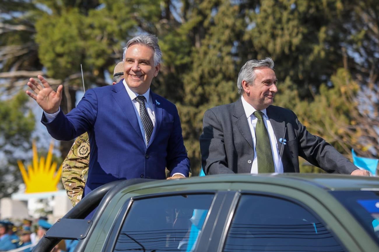 El gobernador Martin Llaryora presidió el desfile cívico militar en la ciudad de Cruz del Eje, al conmemorarse el 174° aniversario del fallecimiento del general José de San Martín. (Prensa Gobierno de Córdoba)