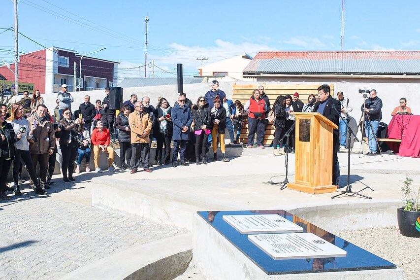 Daniel Harrington en el discurso del acto central por el 50 aniversario de la ciudad de Tolhuin.