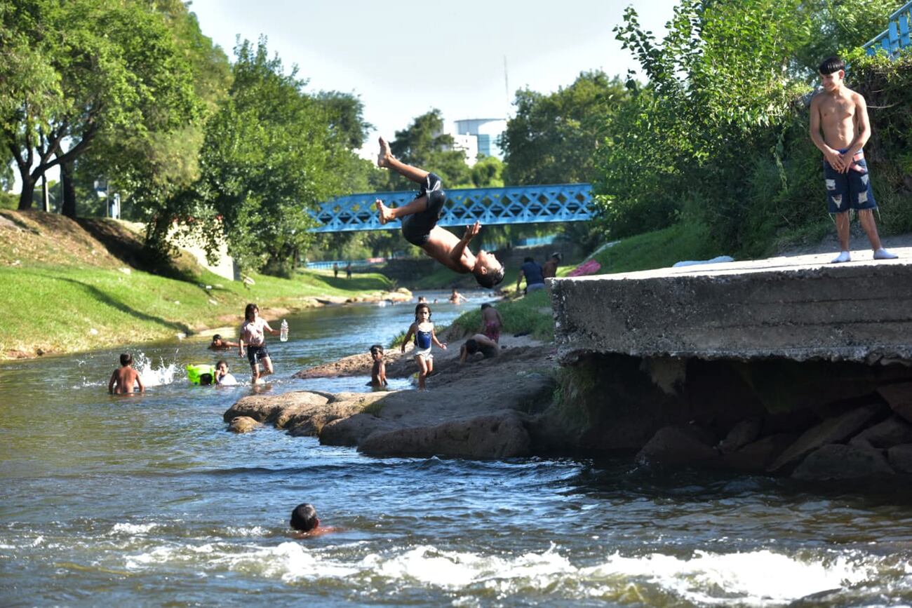 Río Suquía. Intensa ola de calor en la ciudad de Córdoba. (Javier Ferreyra / La Voz)