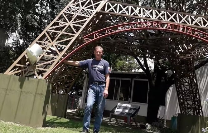 Claudio Marchetti en la base de la torre que construyó en su patio. (Gentileza)