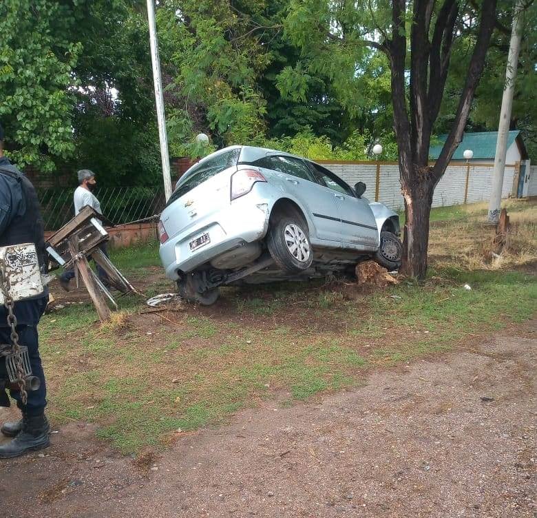 El Chevrolet Agile quedó incrustado entre unárbol y un tronco.