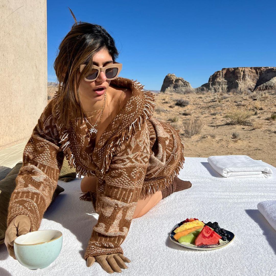 Mia Khalifa beboteó a la cámara en el desierto y conquistó Instagram