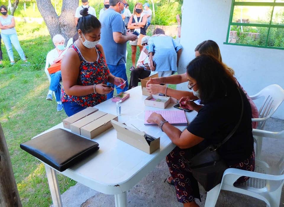 Vecinos de La Cumbre recibiendo los controles para operar las alarmas comunicaras y prevenir la inseguridad.