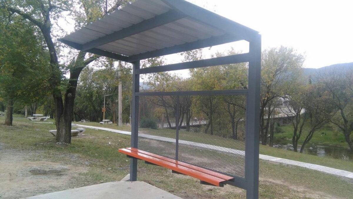 Vecinalistas de Carlos Paz se unen para pedir nuevas garitas de espera para el transporte urbano de pasajeros