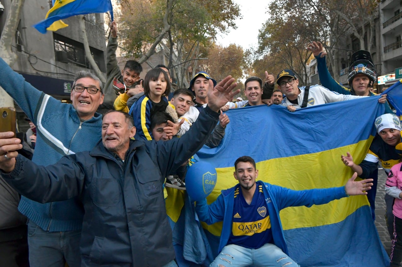 Los festejos del Boca campepón en Mendoza. Orlando Pelichotti / Los Andes