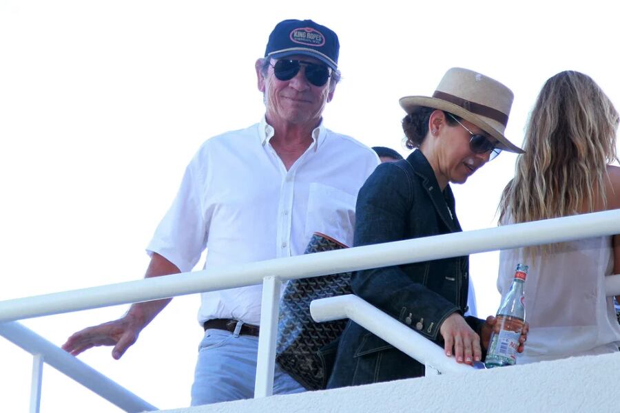 Tommy Lee Jones y su pareja Dawn Lauren en Argentina.