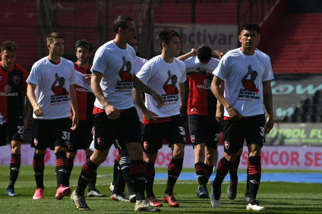 Los jugadores se pusieron una remera dedicada a Yudica arriba de la casaca rojinegra.