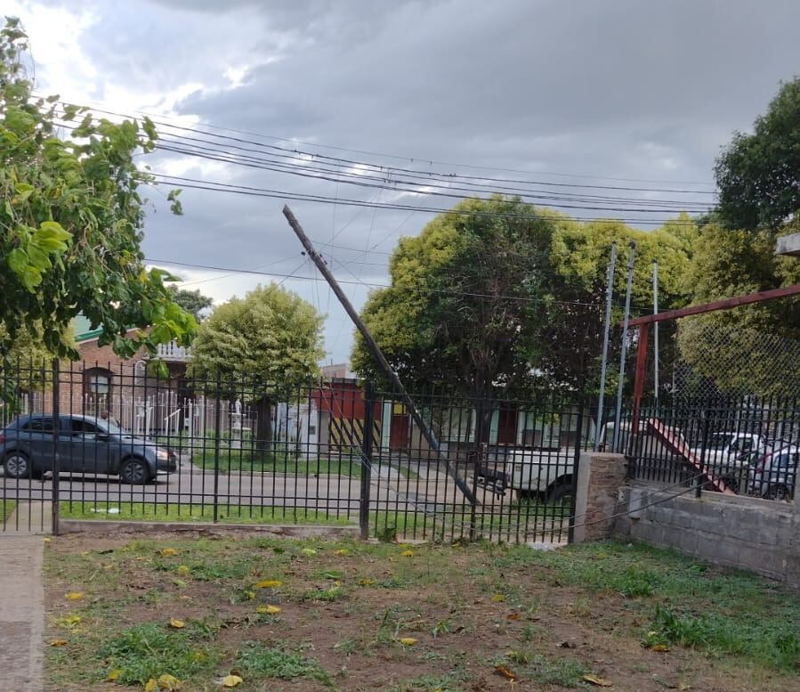 Poste caído en calle Alto del Tala, barrio Santa Isabel II.