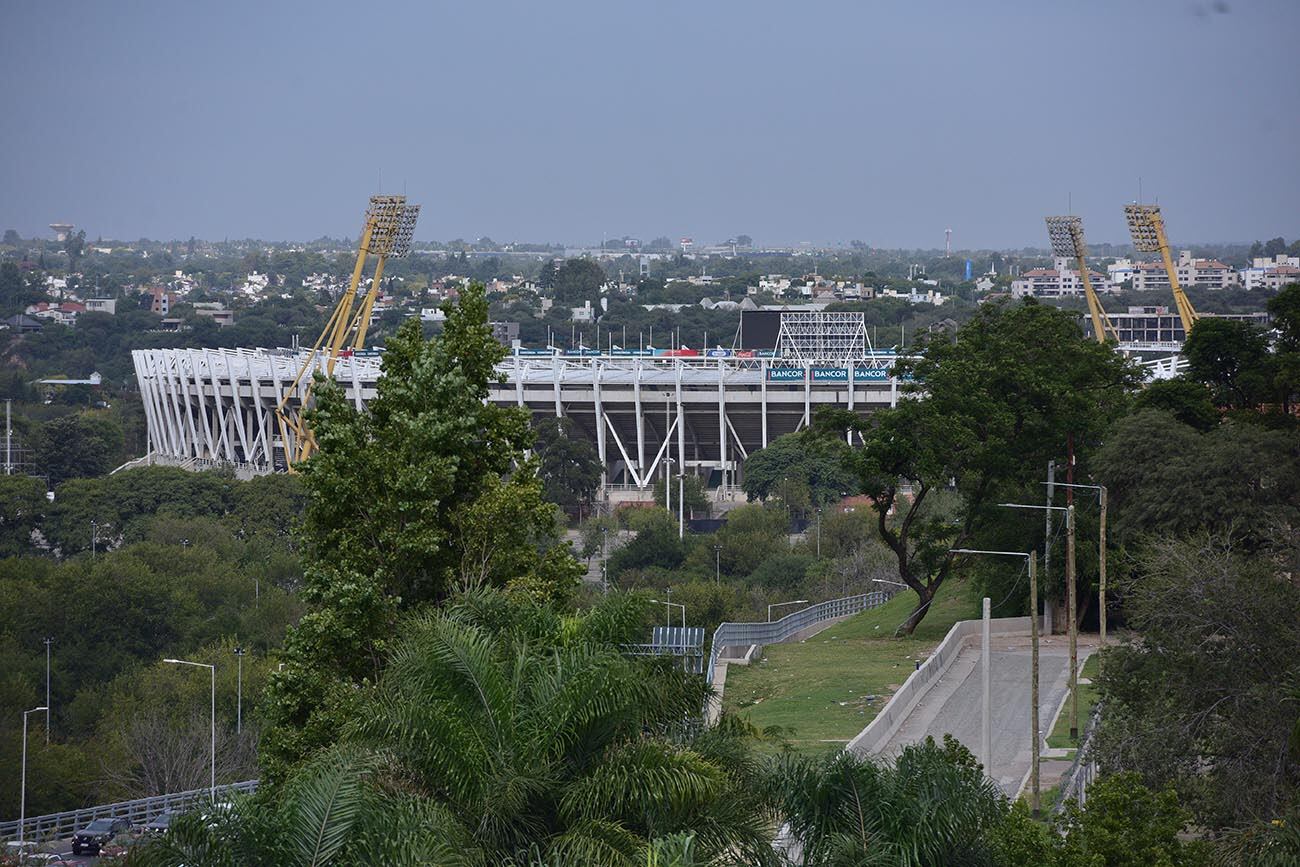 El sector norte del Mario Alberto Kempes recibe el baile de La Mona. 