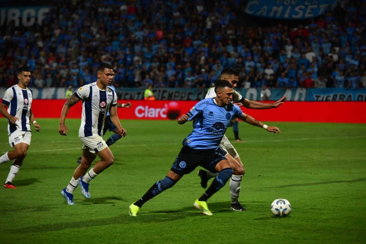 Matías Suárez en el partido entre Belgrano y Talleres por la Copa de la Liga Profesional 2024. Se jugó en el Gigante de barrio Alberdi. (La Voz)