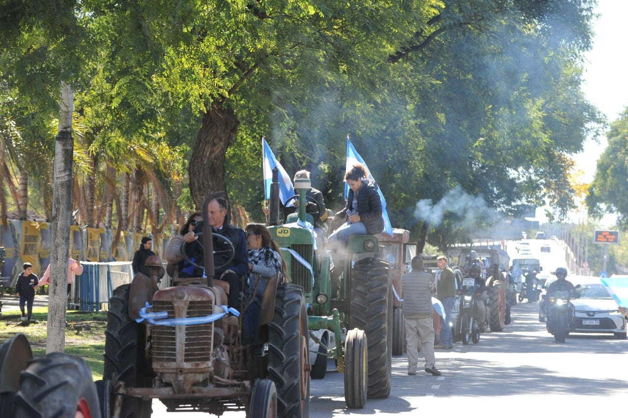 Decenas de agricultores llevaron este sábado unos treinta tractores hasta la Plaza de Mayo, en protesta contra la política económica del Gobierno de Alberto Fernández. (Federico López Claro)