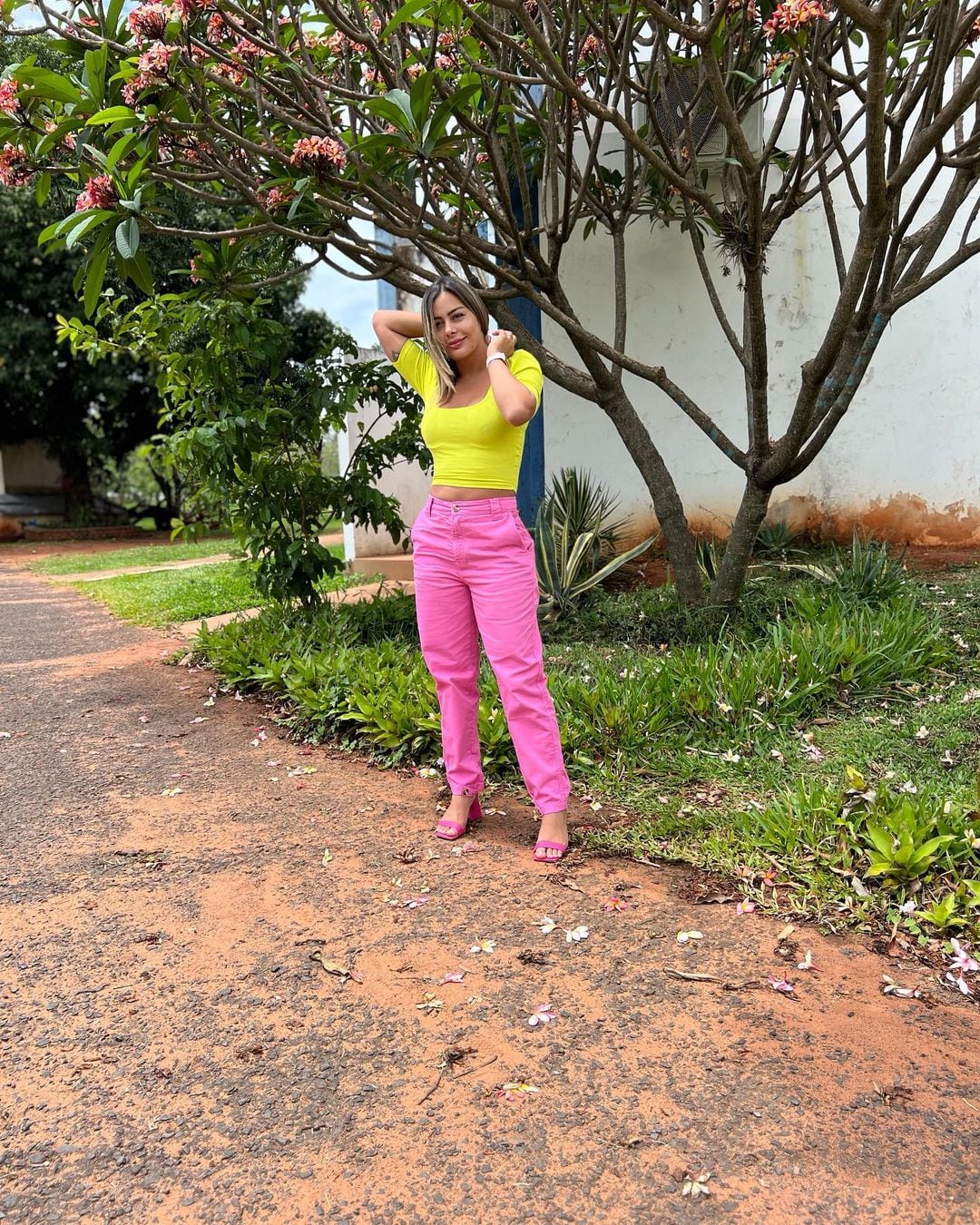 Larissa Riquelme rompió corazones luciendo un top amarillo y un pantalón rosa chicle: "Hoy le dimos color a este día".