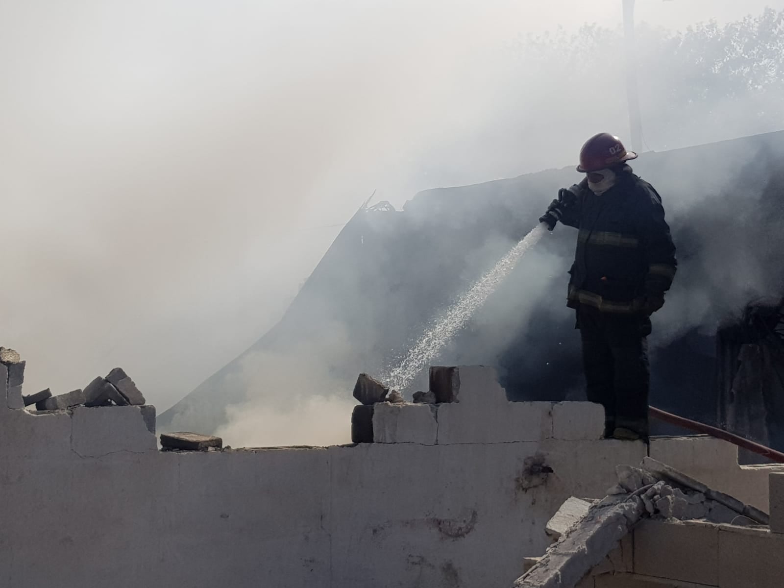 Incendio. Se espera sofocar todo el fuego y refrigerar las instalaciones para iniciar los peritajes. (Policía)