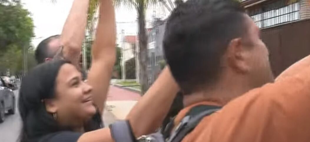 Los fanáticos fueron a saludarlo hasta la puerta de su casa.