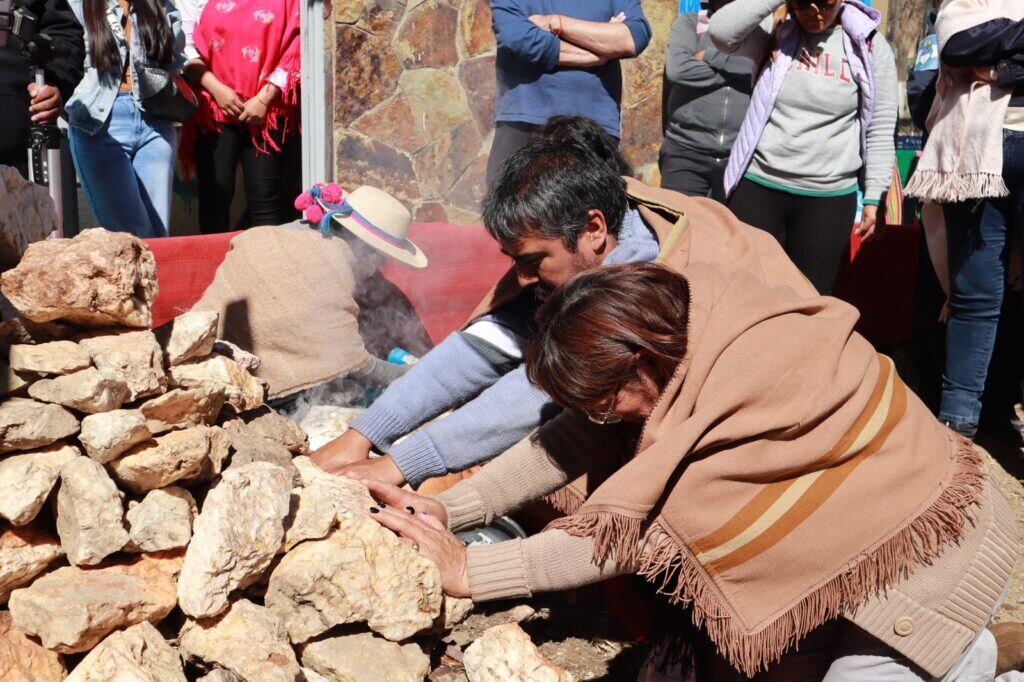 Con solemnidad y respeto, autoridades, vecinos y visitantes realizaron el ritual en  la plaza Centenario, de La Quiaca.