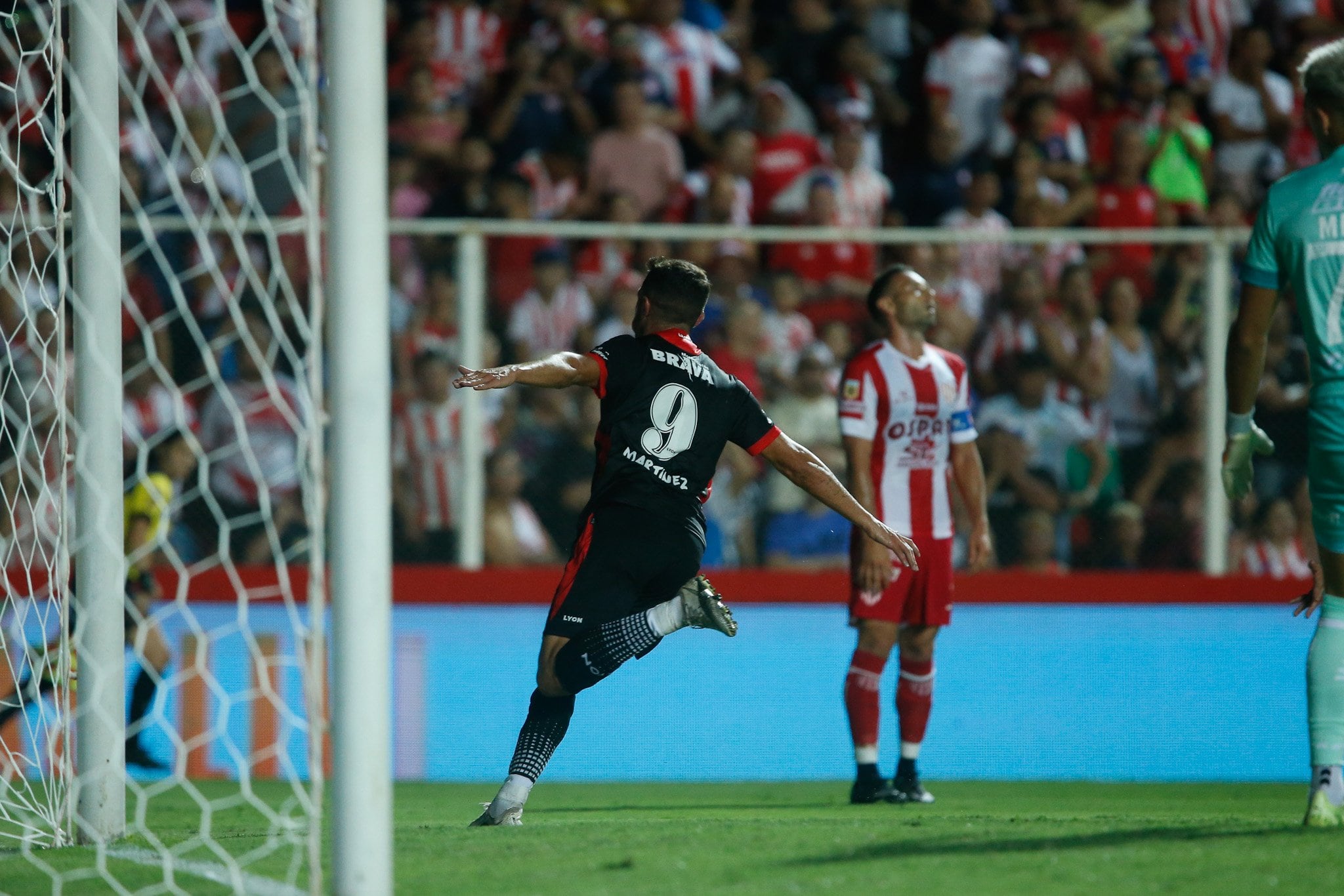 "Maravilla" Martínez celebra su primer gol y el primer tanto de Instituto en su regreso a la Liga Profesional. (Prensa Instituto)