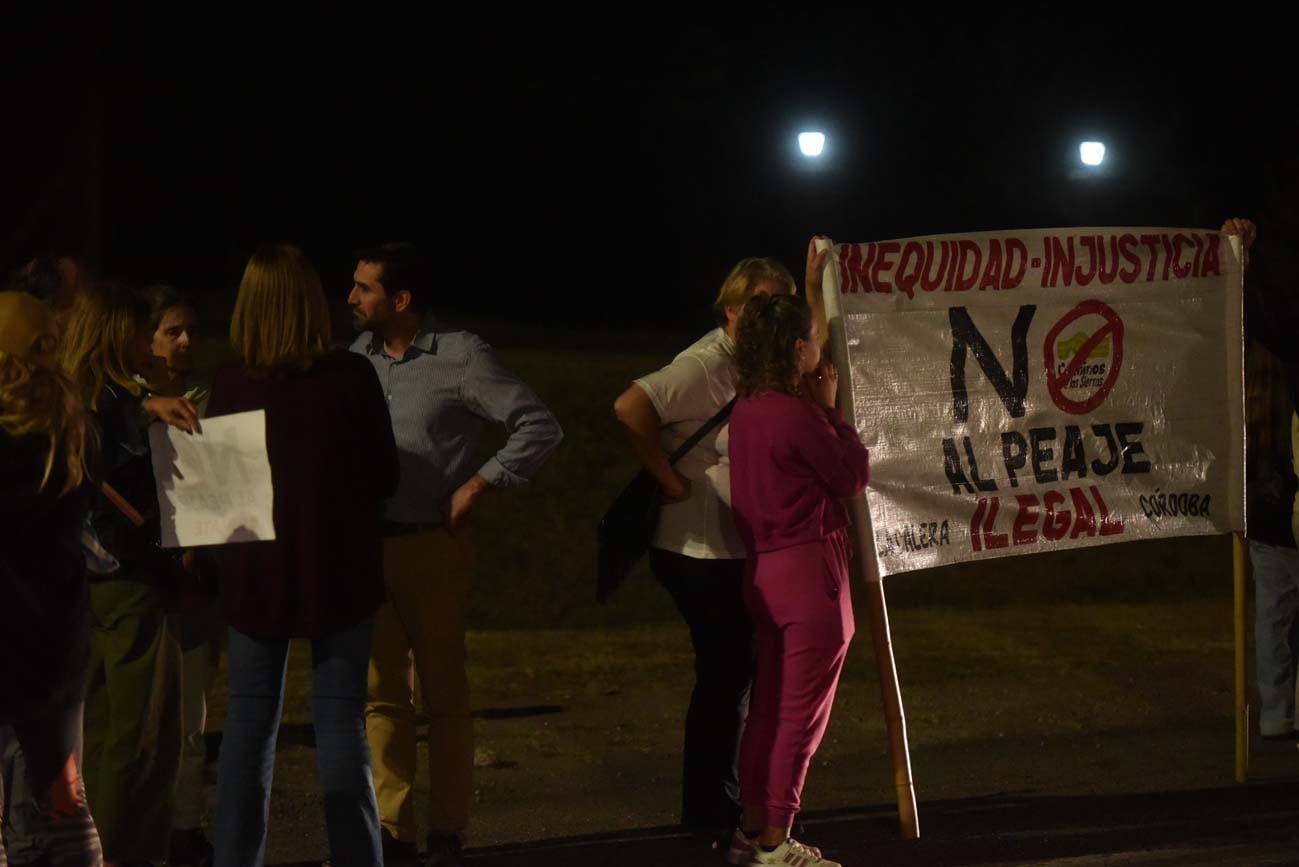 Protesta de vecinos de La Calera en el peaje (Facundo Luque / La Voz)