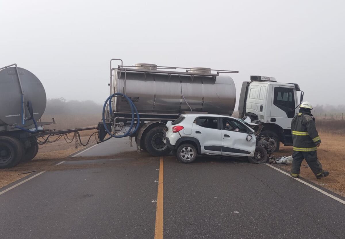 Córdoba: una mujer falleció tras un terrible choque entre un camión y una camioneta