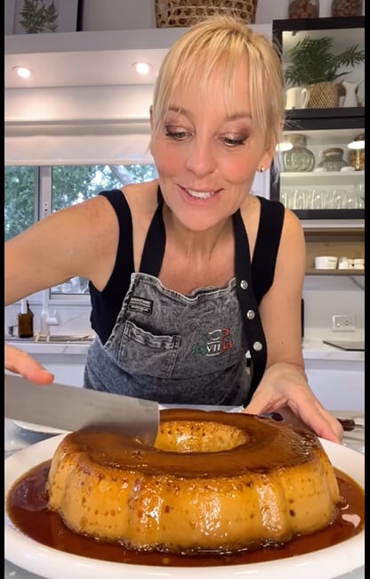 La receta de Jimena Monteverde para hacer flan de dulce de leche y coco