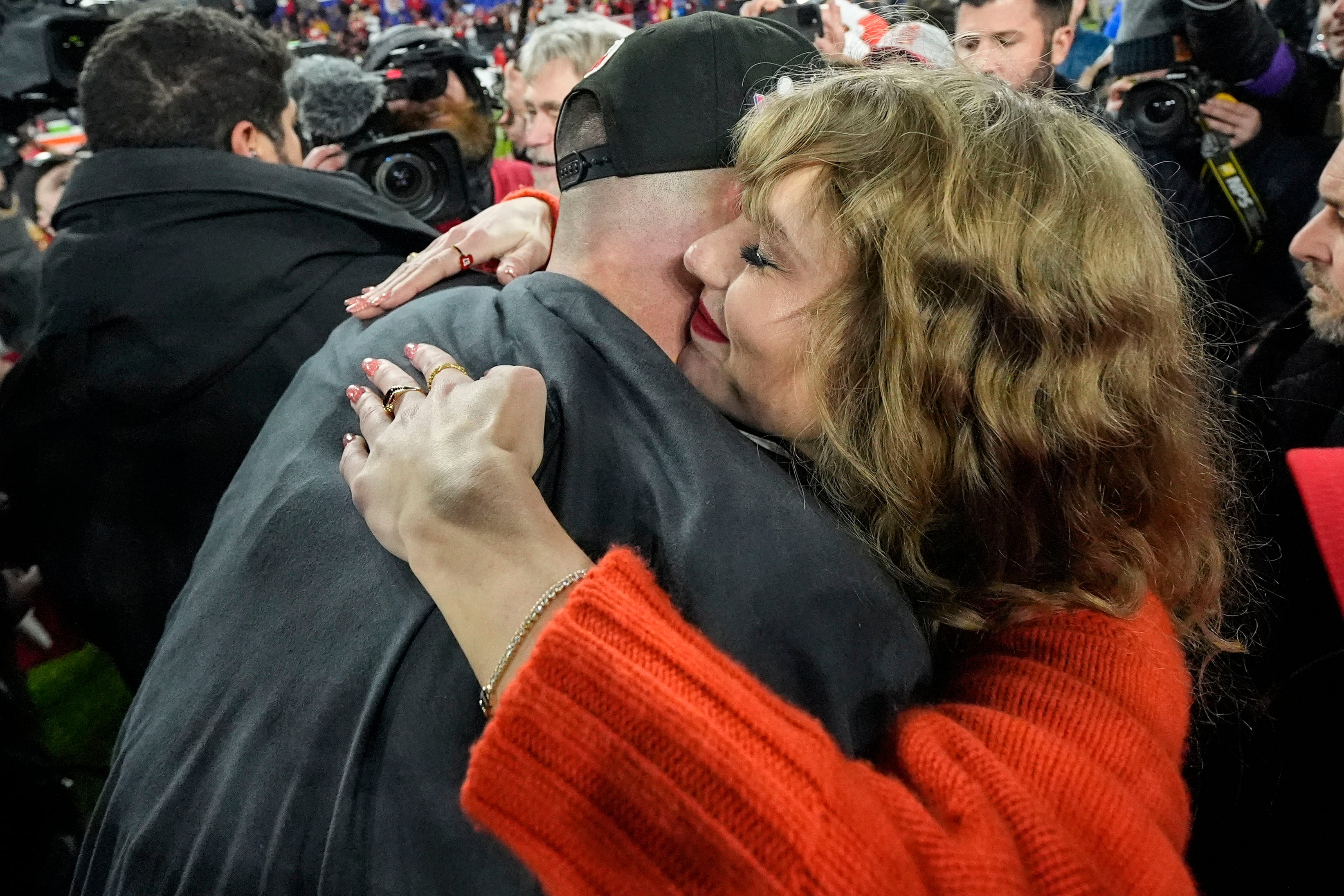 Taylor Swift habla con el tight end de los Chiefs de Kansas City Travis Kelce después del partido de campeonato de la AFC contra los Ravens de Baltimore el domingo 28 de enero de 2024, en Baltimore. Los Chiefs ganaron 17-10. (Foto AP/Julio Cortez)