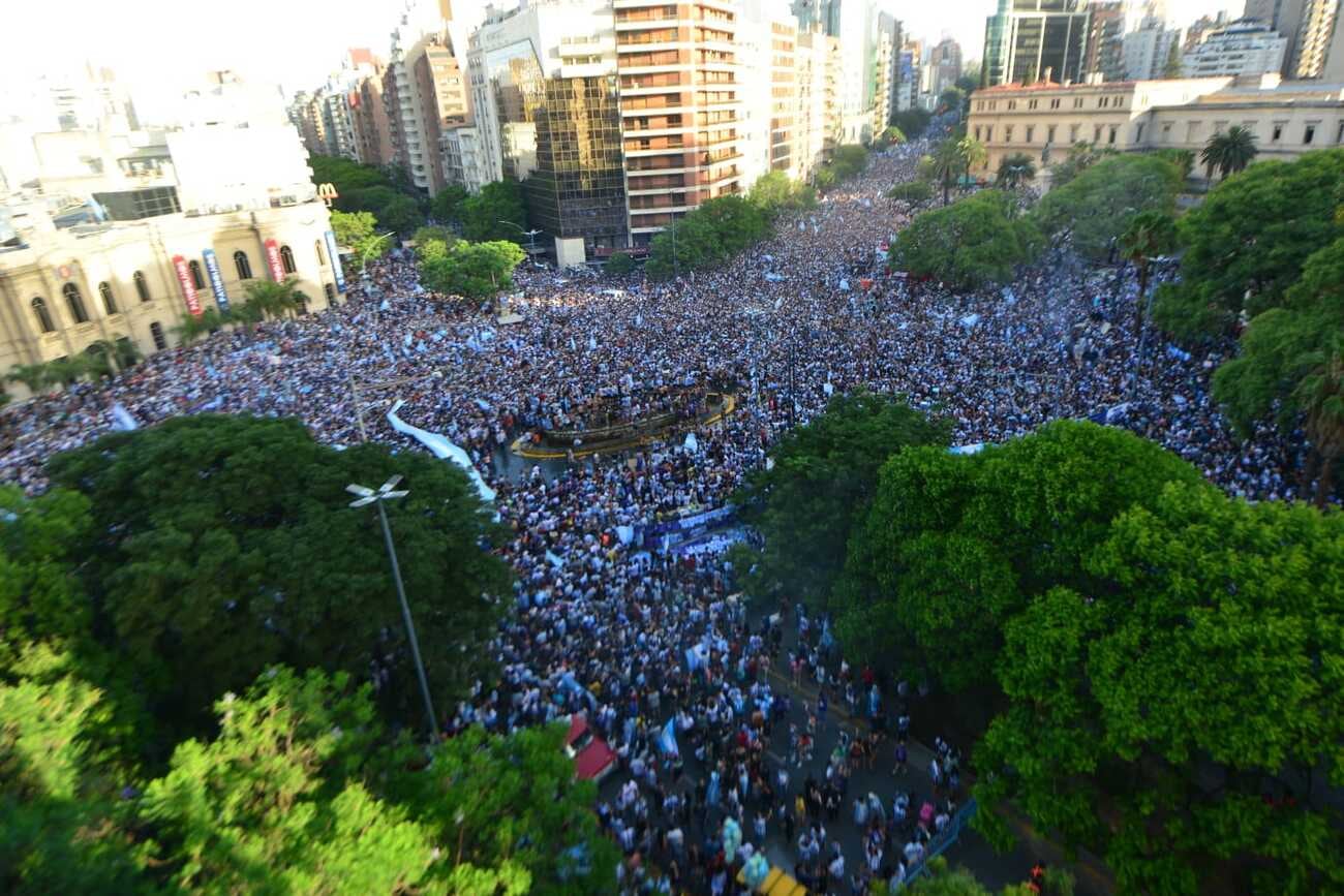 Festejos en el Patio Olmos por el pase de la selección Argentina a la final (Javier Ferreyra / La Voz)