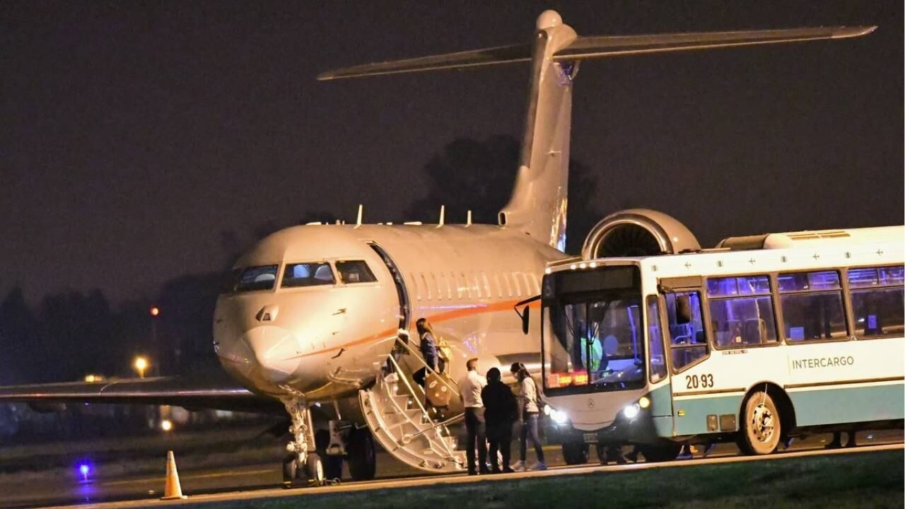 Antonela Roccuzzo y sus hijos tomaron un avión diferente luego de llegar al aeropuerto junto a messi.