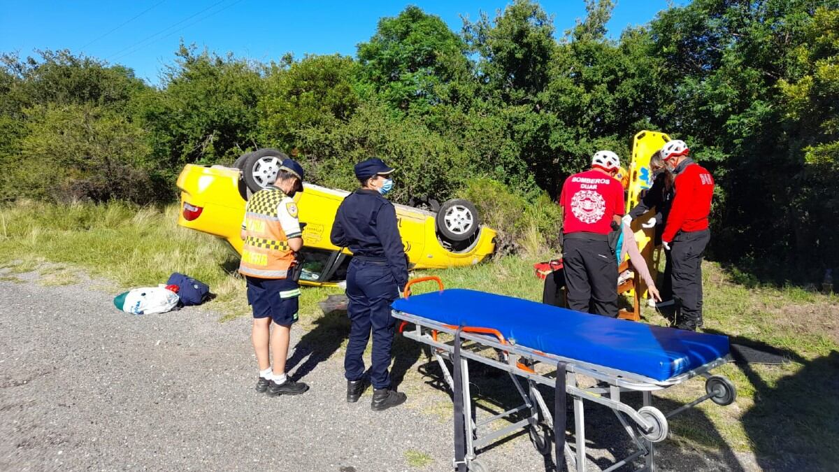 Un taxi despistó y se dio vuelta en el camino de las Altas Cumbres