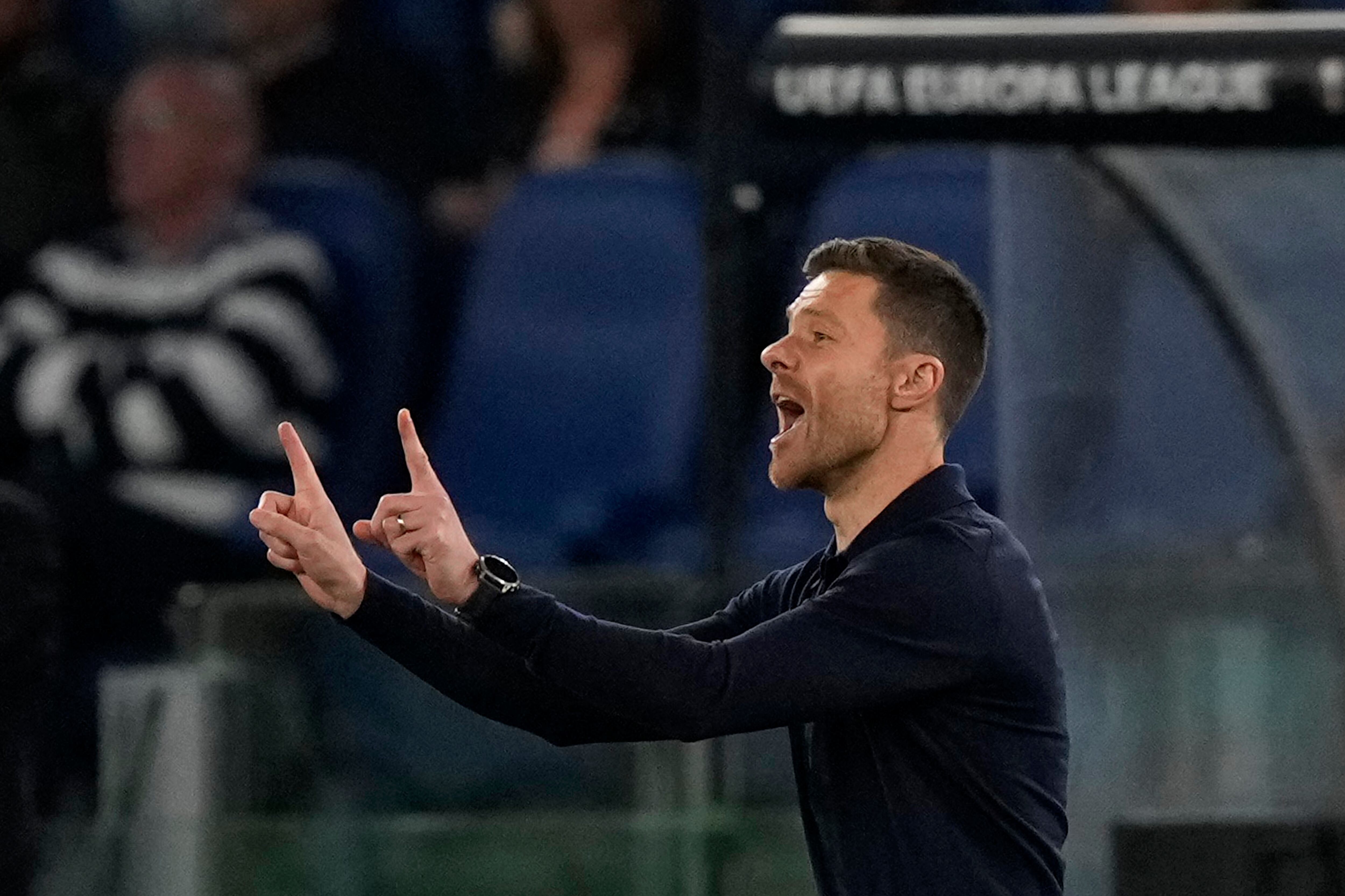 El técnico Xabi Alonso del Bayer Leverkusen durante el partido contra la Roma por las semifinales de la Liga Europa, el jueves 2 de mayo de 2024. (AP Foto/Andrew Medichini)