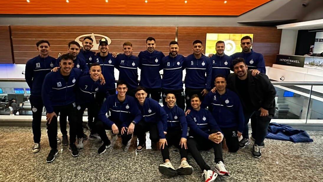 El equipo de futsal de Jockey Club, campeón de la Liga de Honor, ya está en Brasil para debutar en el Continental Cup.