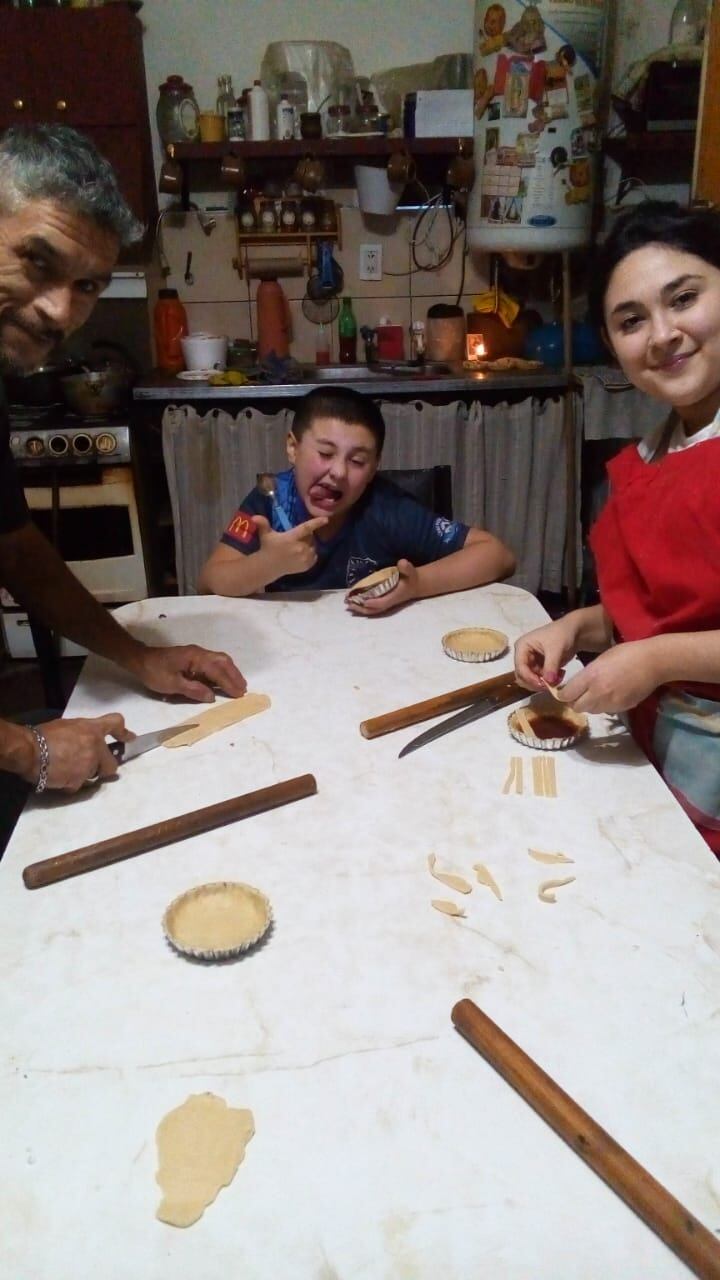 Daniela junto a su hermano y papá.