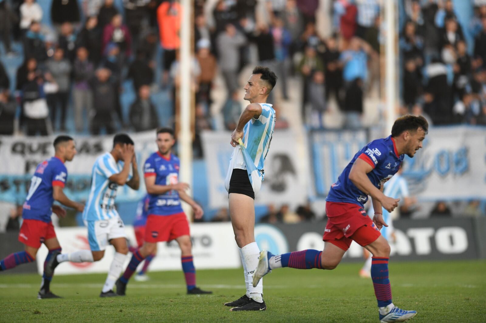 Racing de Nueva Italia venció 2-0 a Güemes por la Primera Nacional en el estadio Miguel Sancho. (Javier Ferreyra / La Voz)