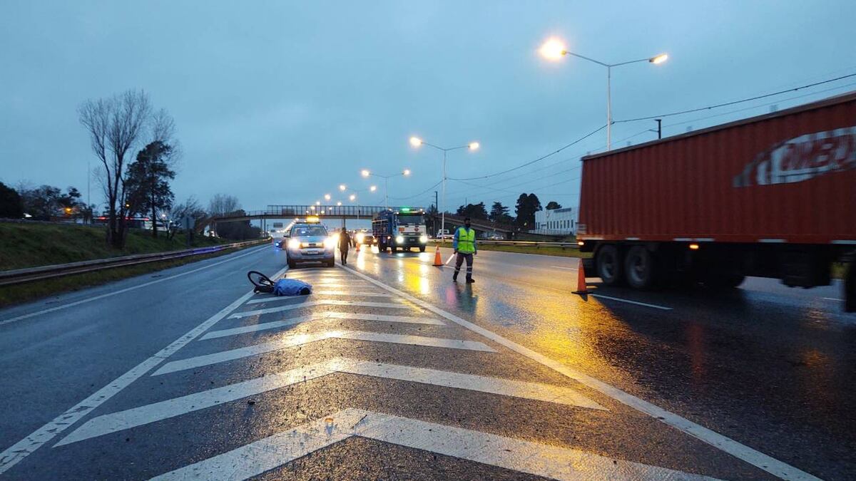 Hallaron muerto a un ciclista bajo la lluvia sobre Avenida Circunvalación