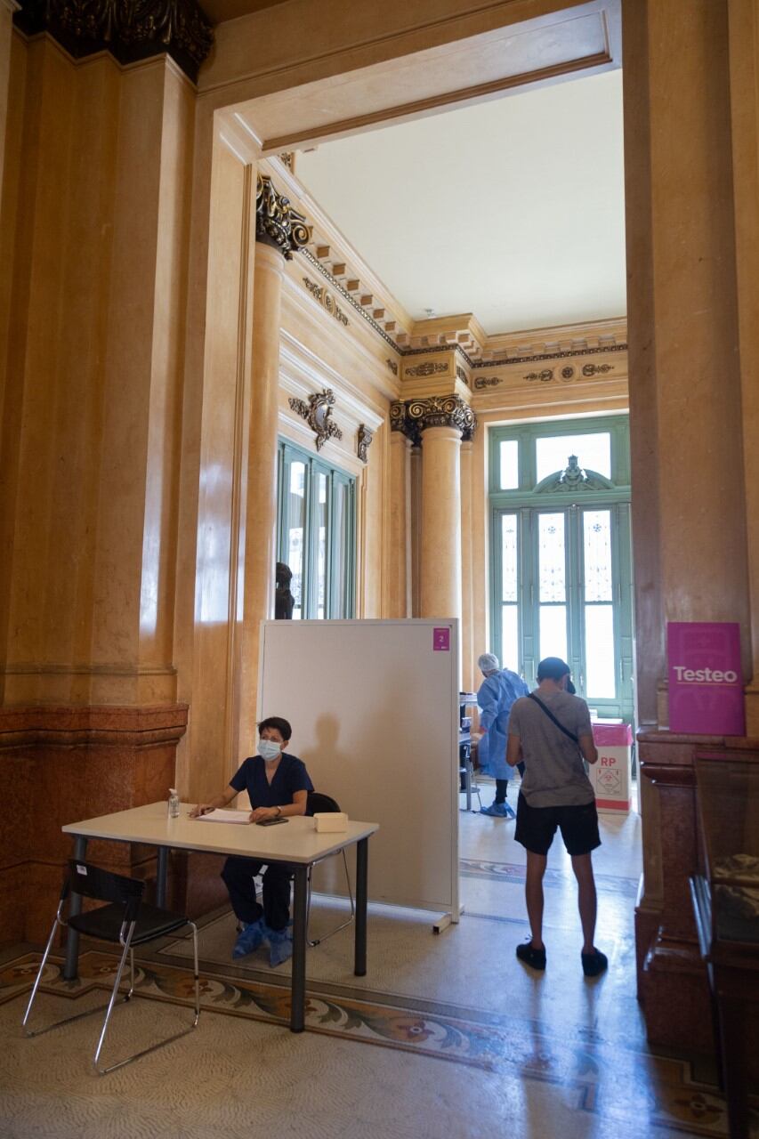 Con testeos a artistas en el Teatro Colón y protocolo para el público, la Ciudad garantiza la vuelta segura a los teatros.