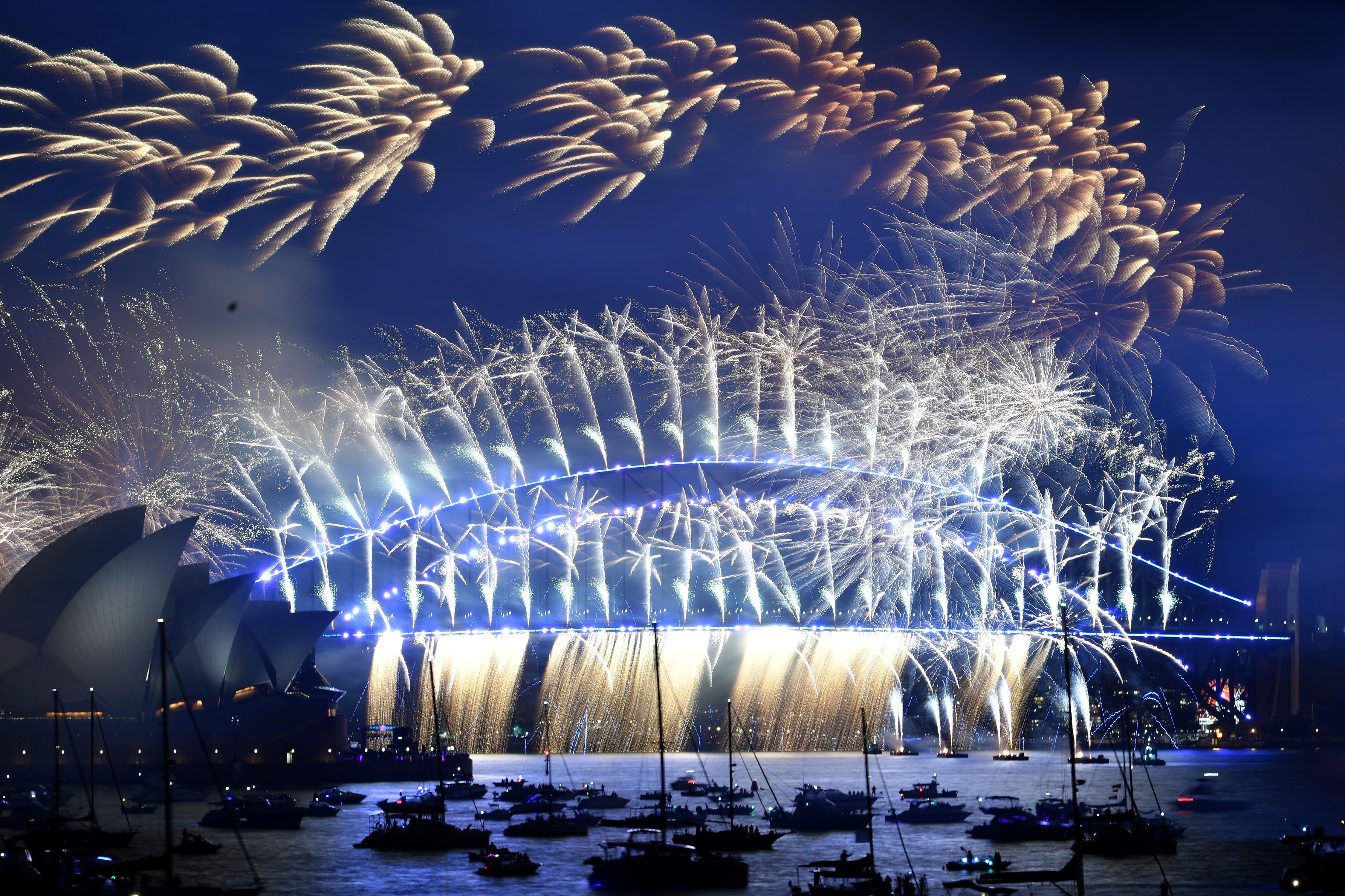 Los clásicos fuegos artificales en el puerto de Sydney, marcan las doce en Australia. (AAP Image/Dean Lewins)