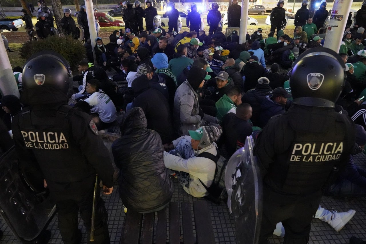 Los hinchas de Deportivo Cali fueron detenidos en Puerto Madero.