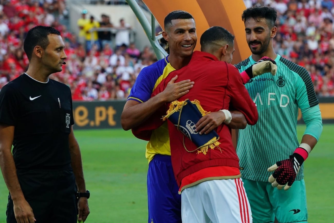 El saludo entre Ángel Di María y Cristiano Ronaldo (Captura)