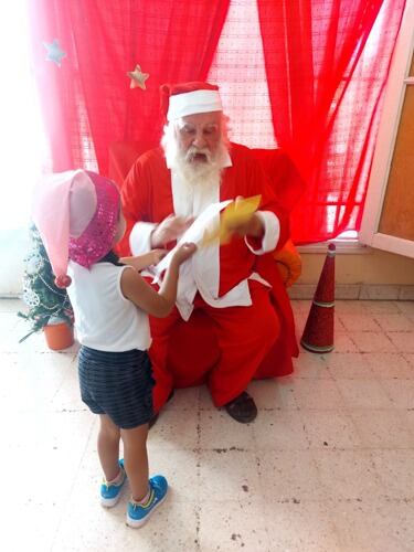 Papá Noel con hijos e hijas de presas.