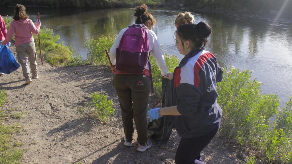 En Kayak y a pie, alumnos del colegio San Martín recorrieron el río Atuel para limpiarlo.