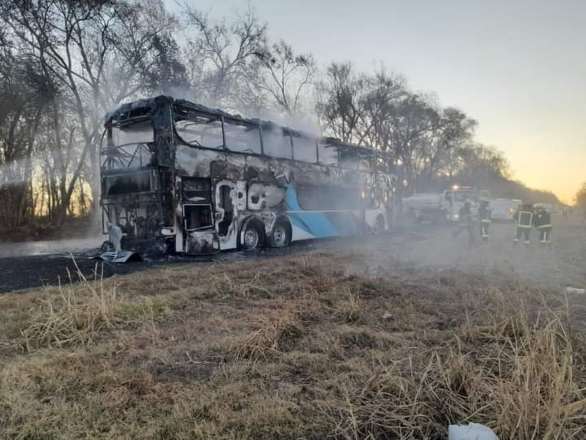 Susto sobre ruedas en Córdoba: colectivo se incendió en la Ruta 9