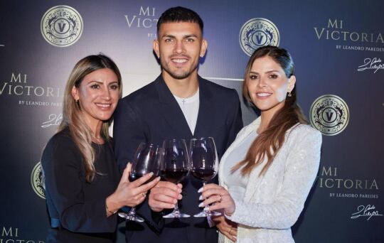 Leandro Paredes, y un brindis especial junto a su hermana Vanesa y familiares más íntimos.