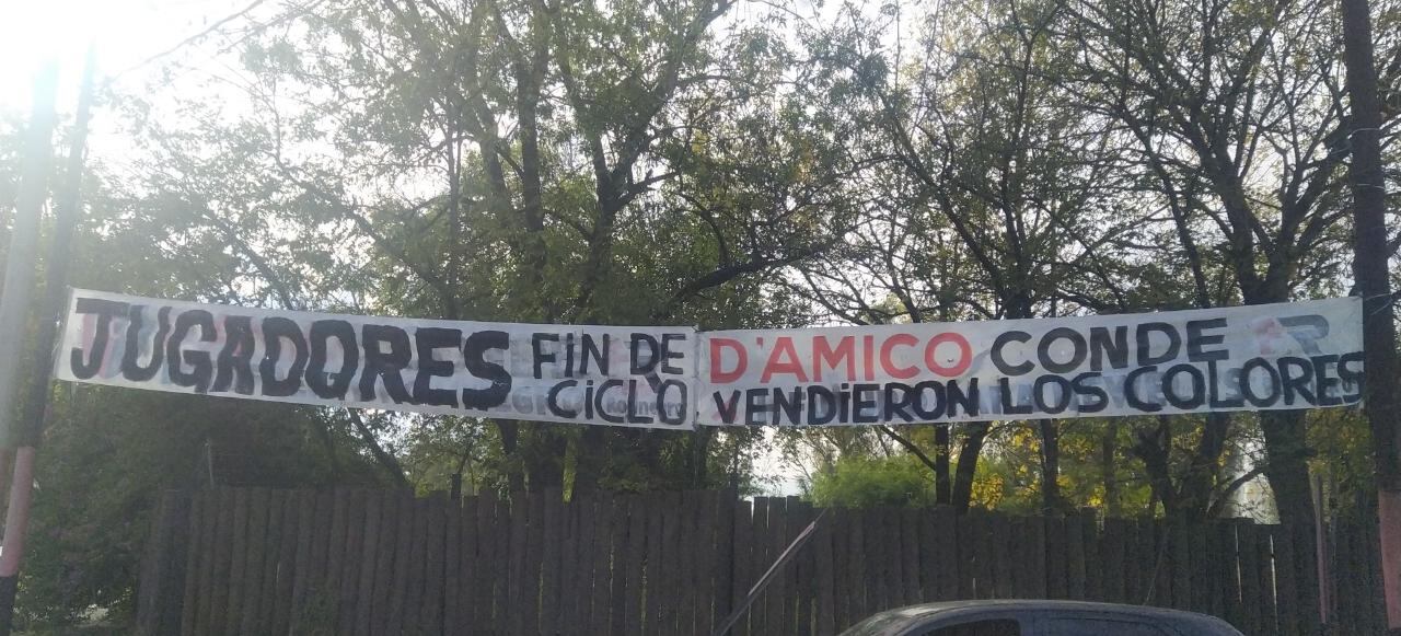 Los pasacalles fueron fotografiados este miércoles a la mañana en la zona sudoeste de Rosario. (@pablorubiok7)