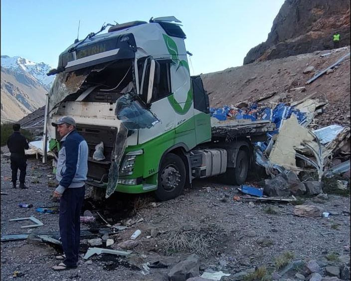 Camión de Brasil volcado en Ruta Nacional 7, en Uspallata.