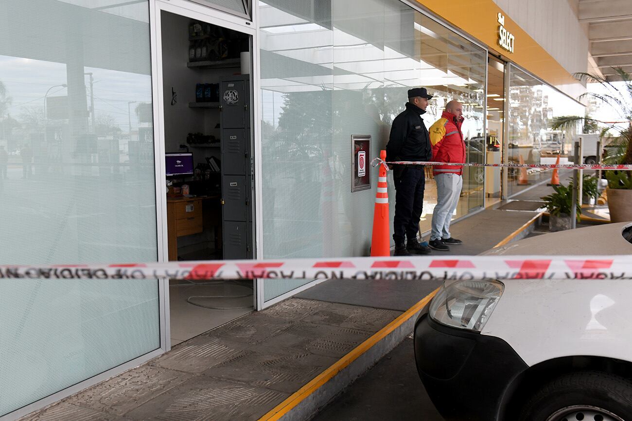 Intentaron sacar un cajero automático con cables de una estación de servicio de avenida Rancagua. (Ramiro Pereyra / La Voz)