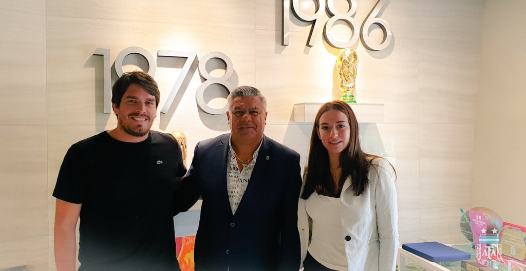 Cintia Ramírez junto a "Chiqui" Tapia para organizar la final del Trofeo de Campeones 2022