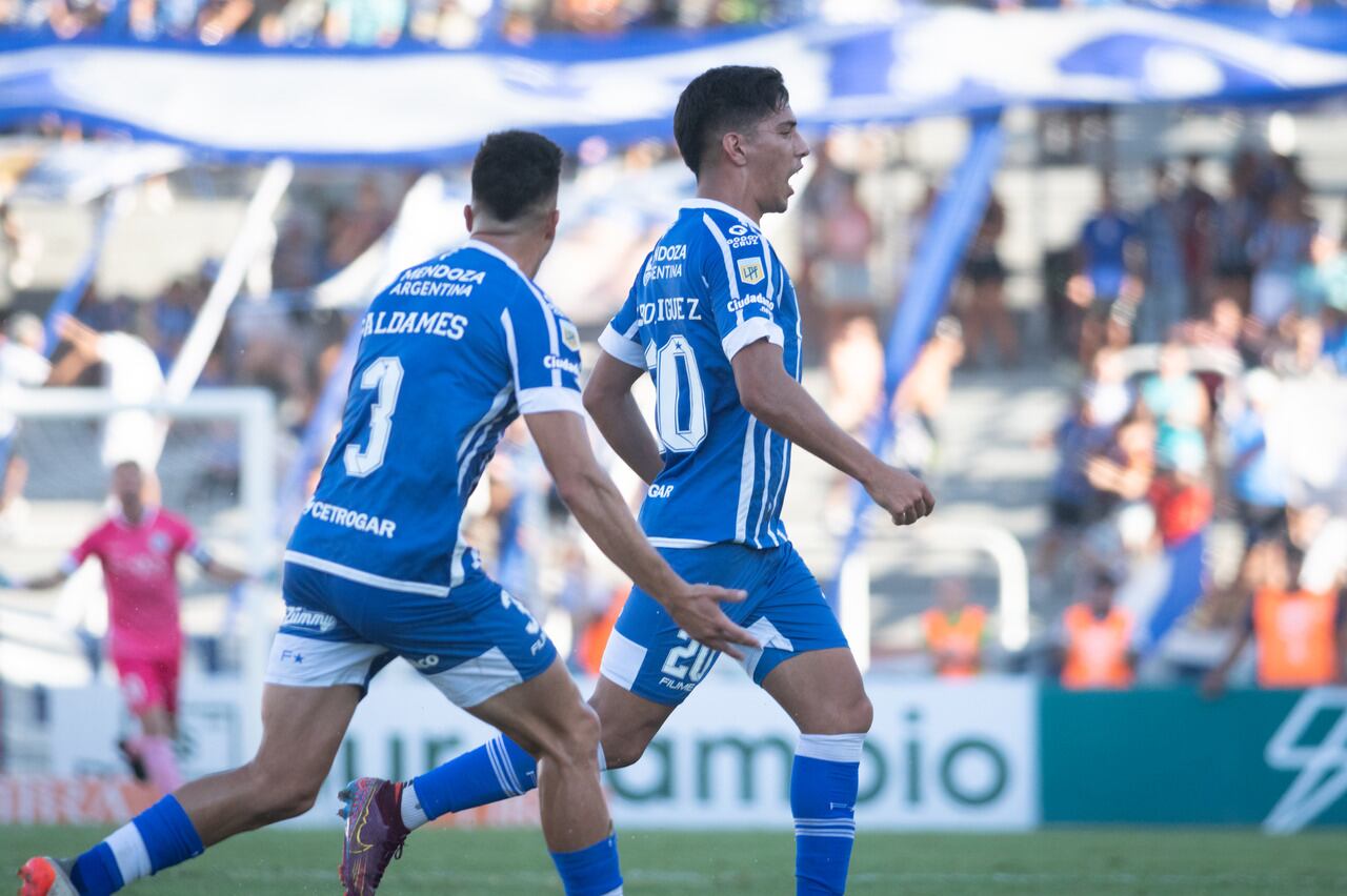 Futbol, Godoy Cruz 2 vs 0  Racing 
Godoy Cruz y un gran triunfo ante Racing que le da oxígeno a Diego Flores
El Tomba venció a la Academia con goles de Tomás Conechny y Salomón Rodríguez. El “Traductor” cambió el sistema y así sumó una victoria que aleja un poco los cuestionamientos.

Foto: Ignacio Blanco / Los Andes 