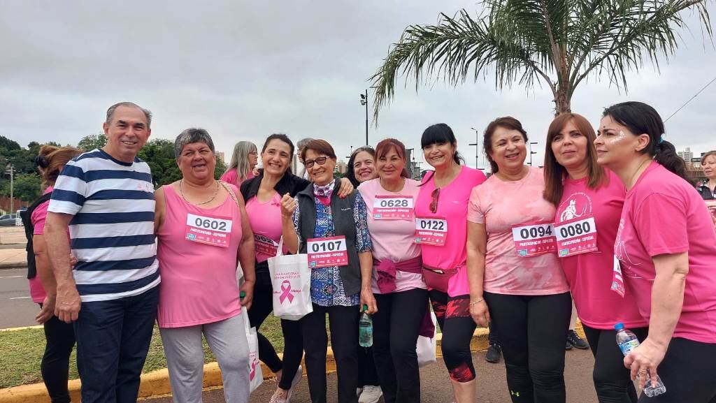 Lalo Stelatto junto a las mujeres que se hicieron presente esta mañana en El Brete