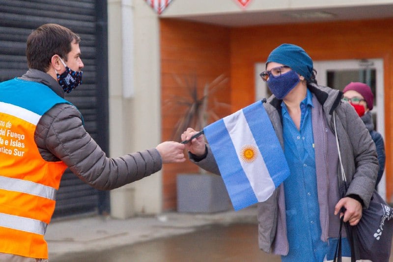 El Gobierno repartió Banderas Argentinas en el marco del día de la bandera