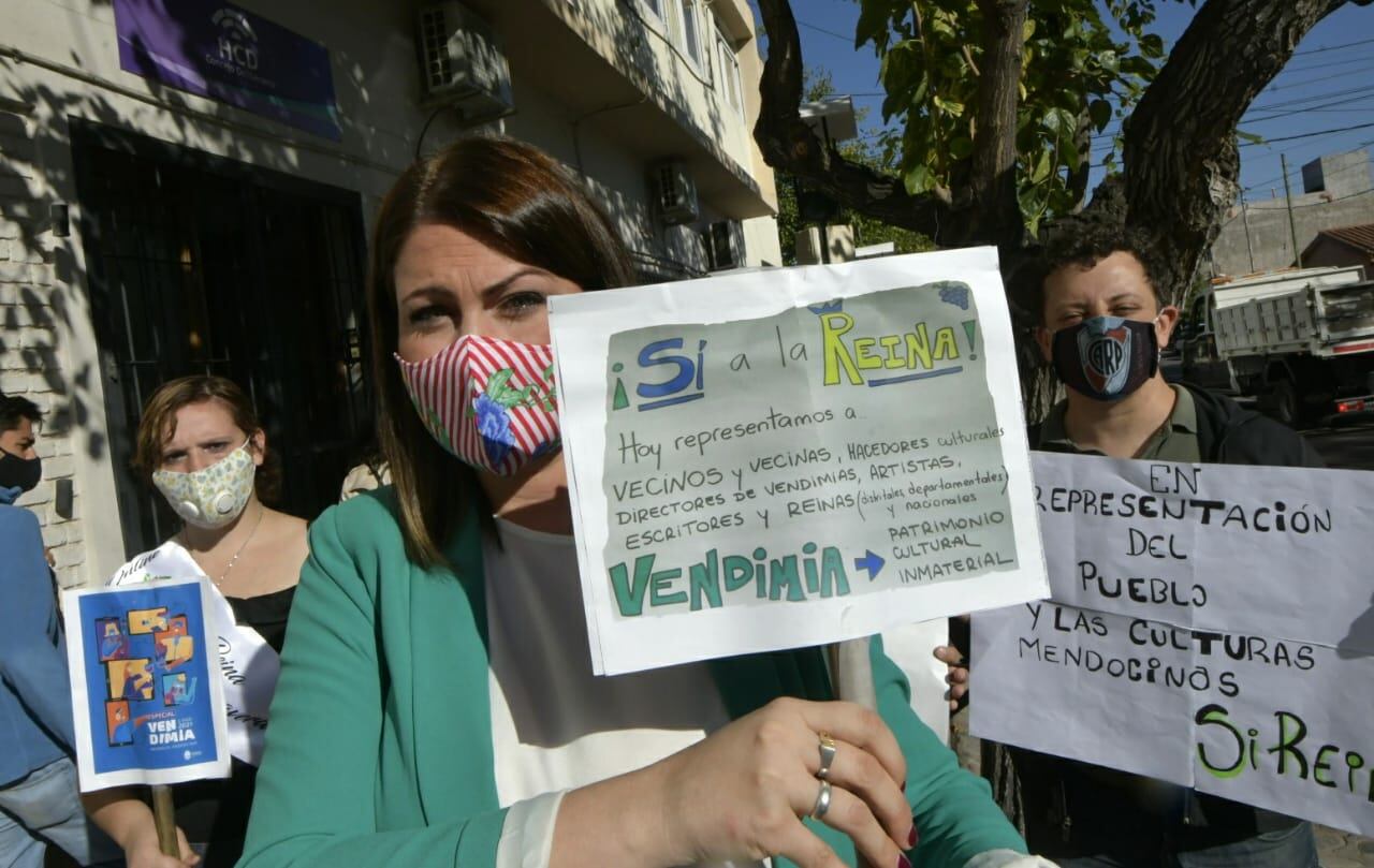 Paula García, quien fuera reina Nacional de la Vendimia en representación de Guaymallén, encabezó la manifestación de hoy en la explanada de la Municipalidad. Piden se dé marcha atrás con la decisión de no elegir más reinas y anticipan que, de todos modos, elegirán a las soberanas sin participación de la comuna.